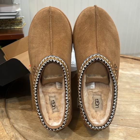 UGG Tasman Slippers. NWT. Size EU 44
In box. Never worn. - Picture 4 of 4